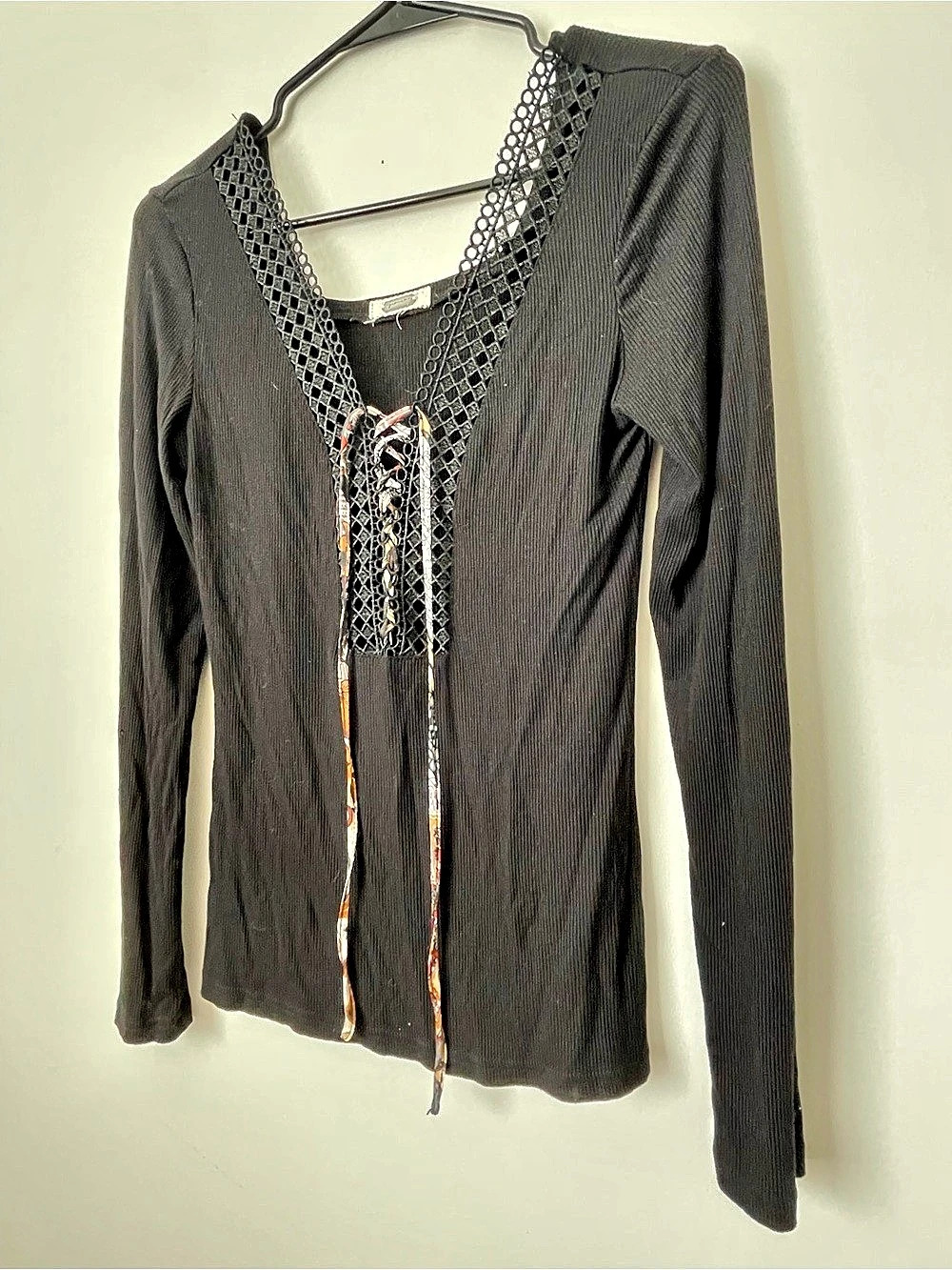 Gimmicks by BKE Buckle Black Long Sleeve Lace Up Front Super Soft Medium